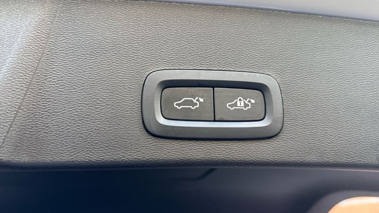 Volvo XC40 2.0 B4P Ultra Dark 5dr Auto Petrol Estate